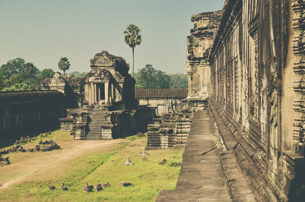 Phía bên hông đền Angkor. Toàn bộ quần thể kiến trúc với những tháp, đền đài, phù điêu và hành lang mênh mông đều làm từ đá tảng, xếp chồng lên nhau nhìn rất tự nhiên, ngay cả ở trên nóc vòm. Họa tiết trang trí bằng đá như tượng Phật, vũ nữ, chiến binh và những hình hoa sen minh họa sử thi Ramayana và Mahabharata đều rất sống động, mềm mại.